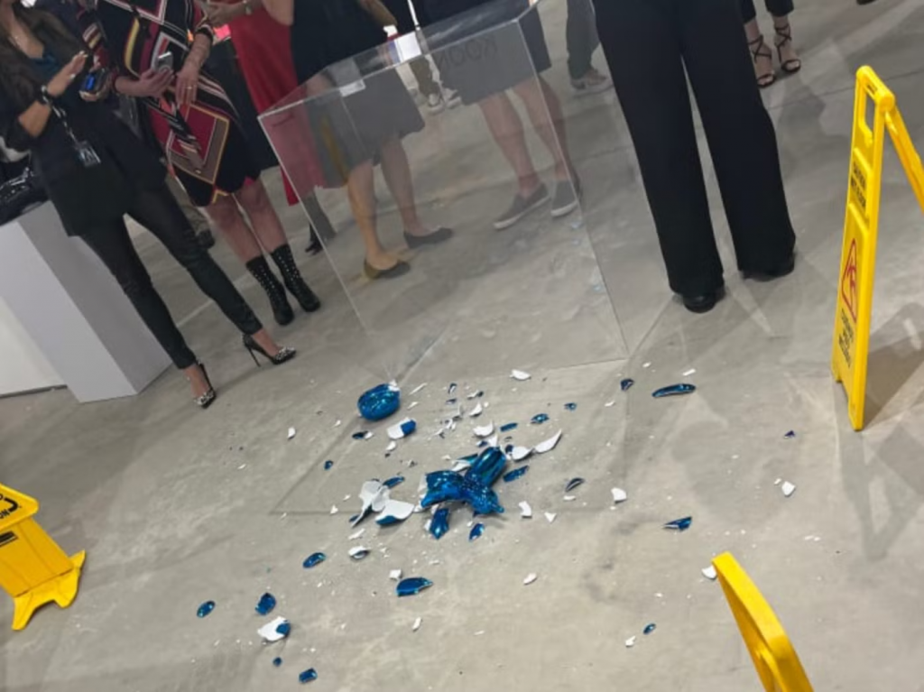 At Art Wynwood, a visitor accidentally breaks Jeff Koons's "balloon dog" sculpture. © Image Provided by CNN